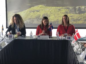 Islannin pääministeri johtamassa kokousta