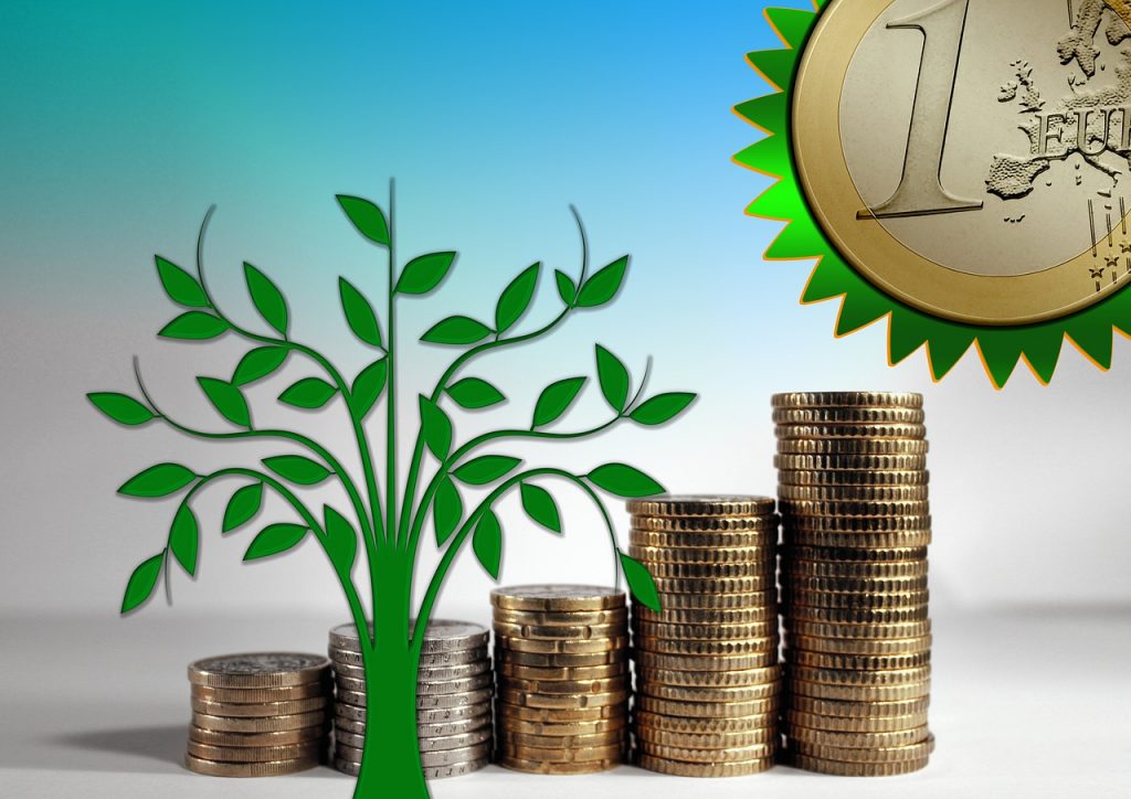 environmental-protection-pixabay vihreä puu ja eurokolikoita