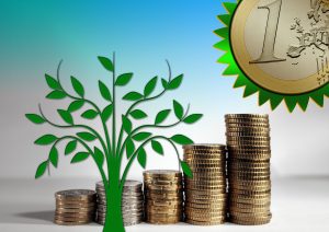 environmental-protection-pixabay vihreä puu ja eurokolikoita