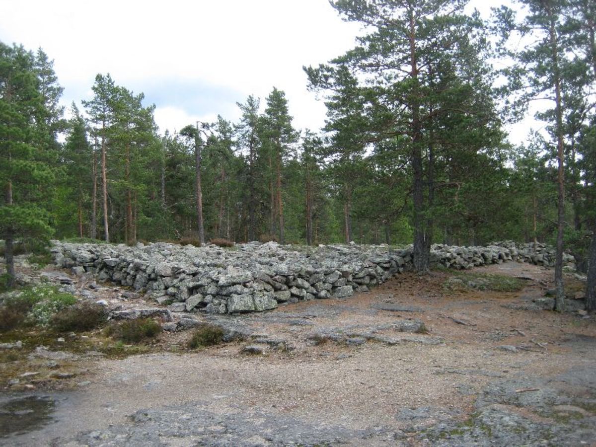 Kuvassa kivinen laaja-alainen muodostelma, jonka uskotaan olevan kirkonlattia.