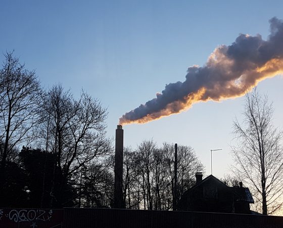 Moni kunnallinen energia­yhtiö tuottaa lämpöä saastuttavasti – Pian tilanne muuttuu, ja se tarkoittaa yhtiöille ongelmia