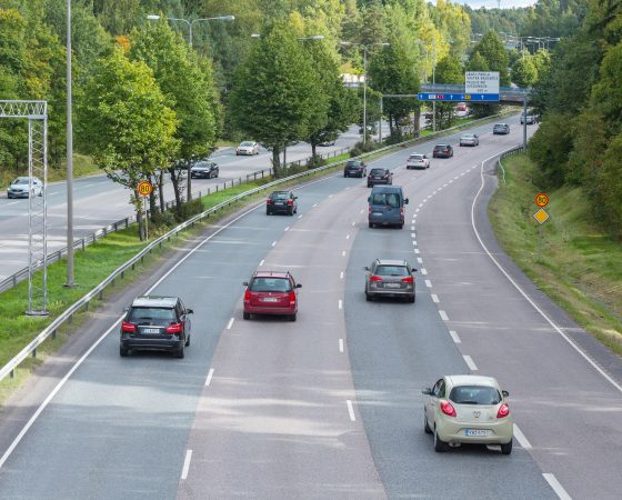 Ely-keskuksen raportti kertoo nopeusrajoitusten alentamisen vaikutuksesta liikenteen päästöihin