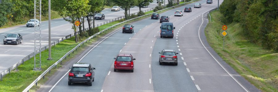 Ely-keskuksen raportti kertoo nopeusrajoitusten alentamisen vaikutuksesta liikenteen päästöihin