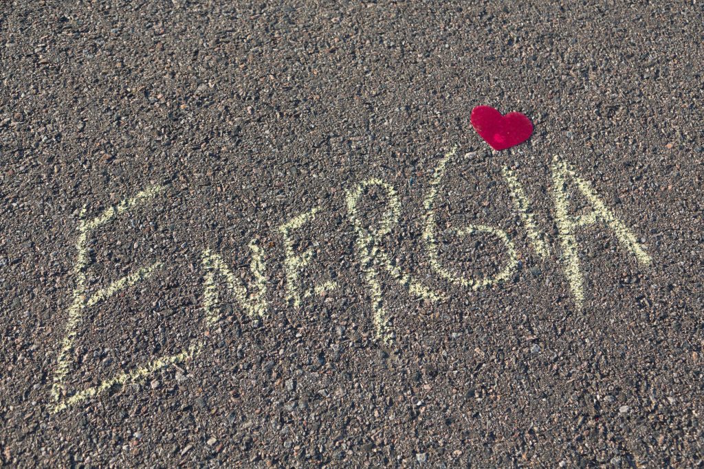 Energia-teksti kirjoitettu katuliidulla asfaltille