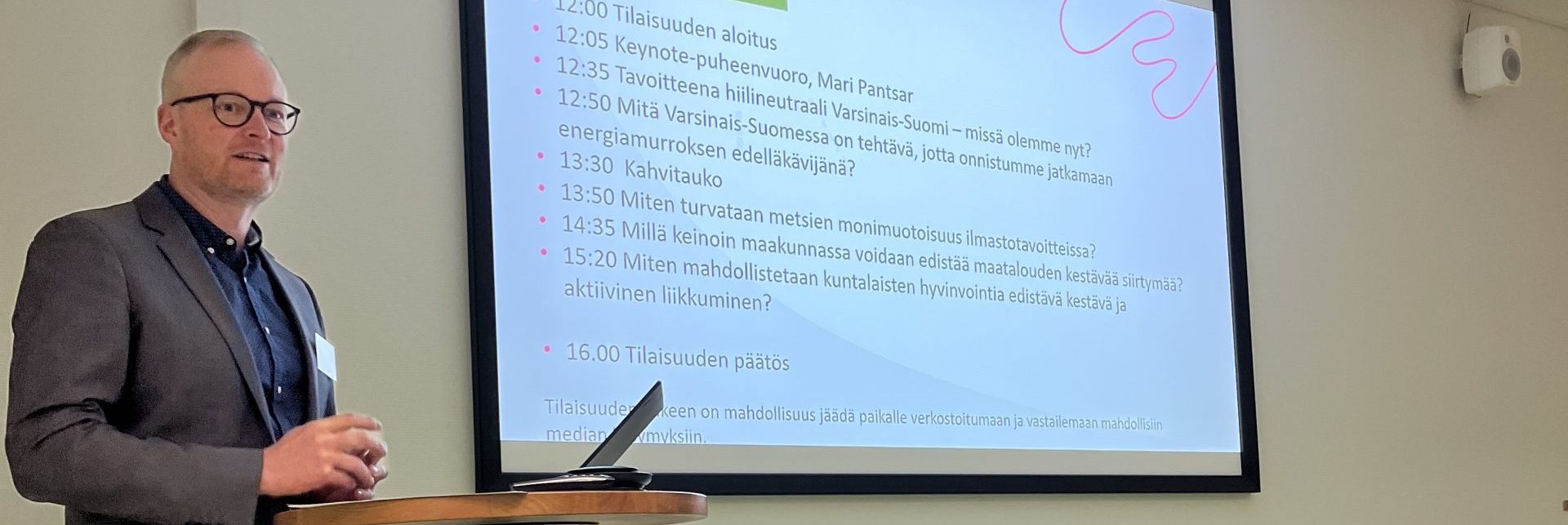 Pekka Salminen esiintymässä seminaarissa.