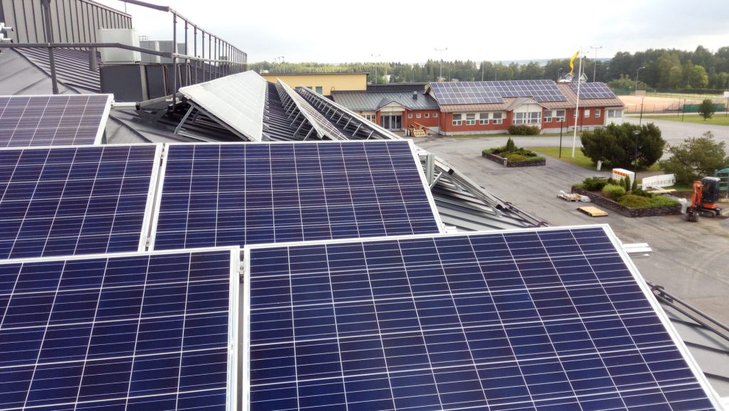 Aurinkopaneelit koulun katolla.
