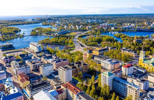 Ilmastovuosikertomus 2025: Suomen energiatuotannon päästöt vähenivät reilusti, mutta lisätoimia tarvitaan ilmastotavoitteiden saavuttamiseksi