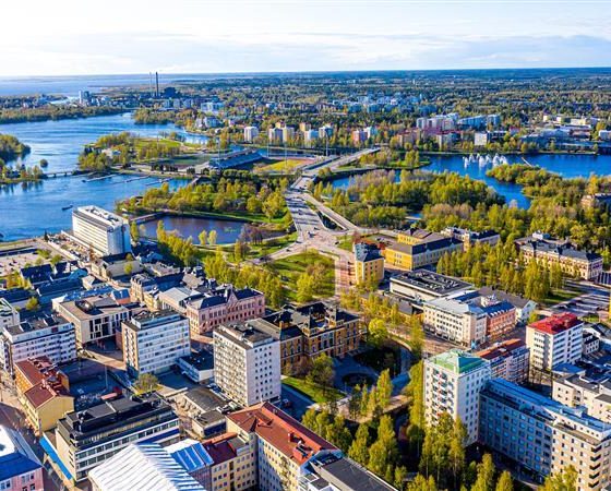 Ilmastovuosikertomus 2025: Suomen energiatuotannon päästöt vähenivät reilusti, mutta lisätoimia tarvitaan ilmastotavoitteiden saavuttamiseksi