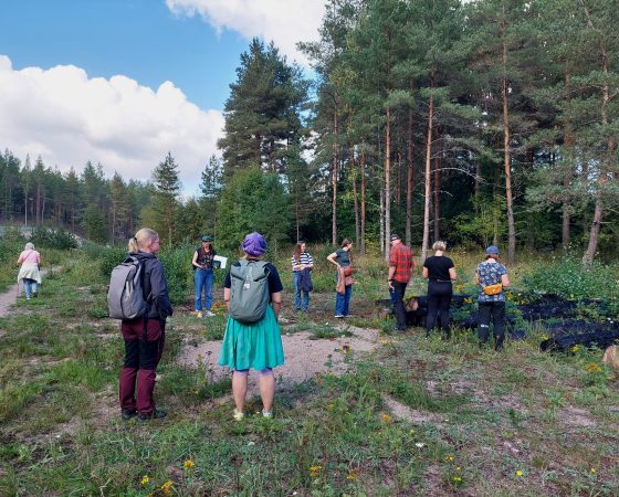 Varsinais-Suomen ympäristökasvatusverkosto tapasi Skanssin biodiversiteettipuistossa syyskuussa