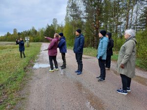 Ihmiset katselevat tieltä turvetuotantoalueelle.
