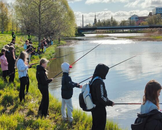 Koko perhe kalastamaan