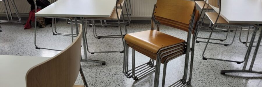 Koulukalusteiden huoltokorjaus säästi sekä rahaa että luonnonvaroja Raisiossa