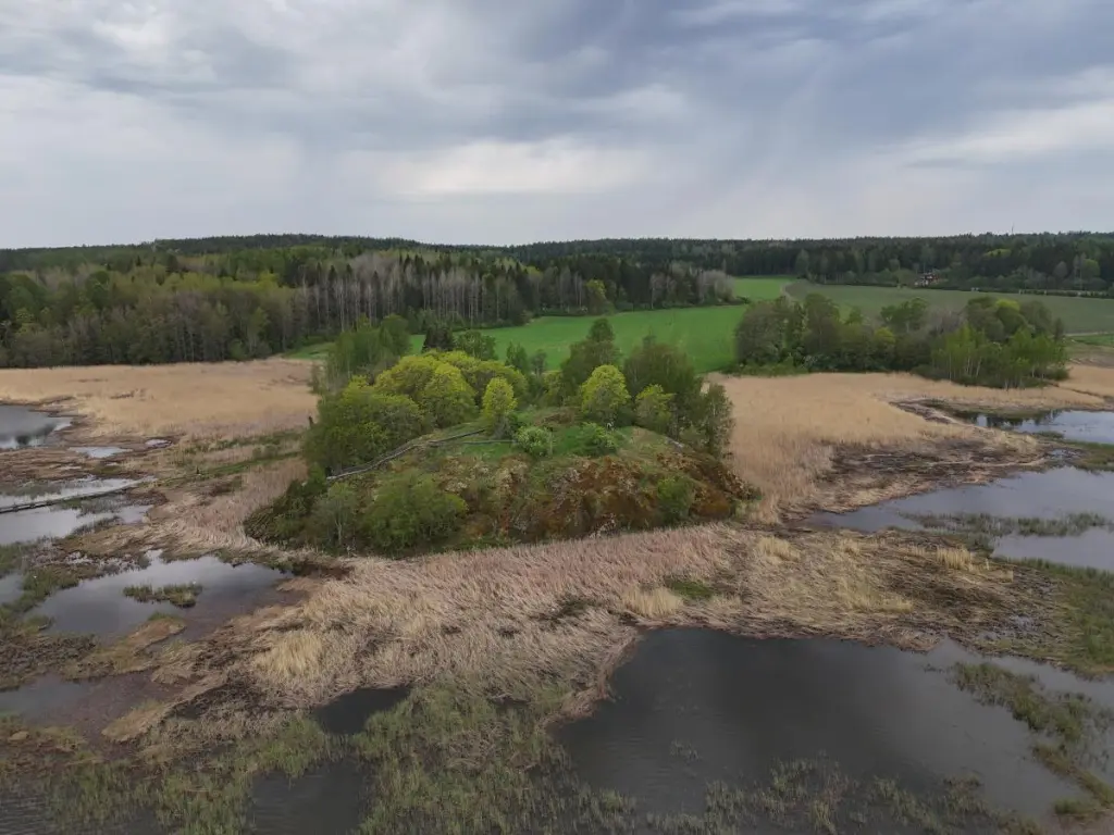 Maisemakuva, vettä, metsää, peltoa.