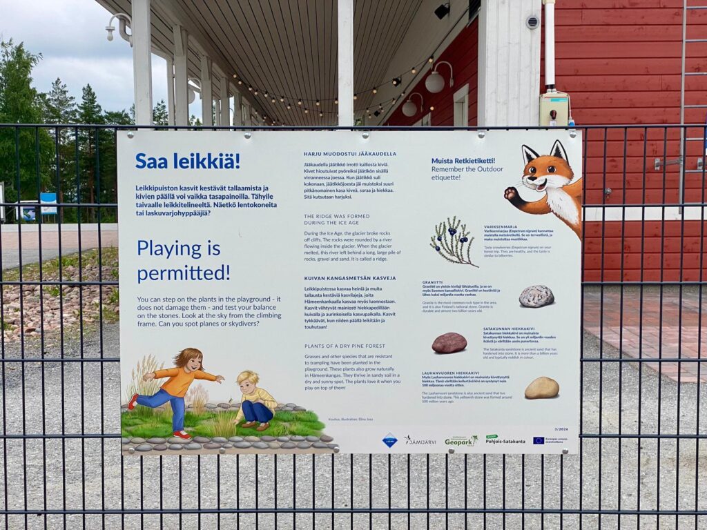 Leikkipuiston opastustaulu.